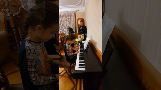 Семья Ефименко, папа, мама, сын и дочь.