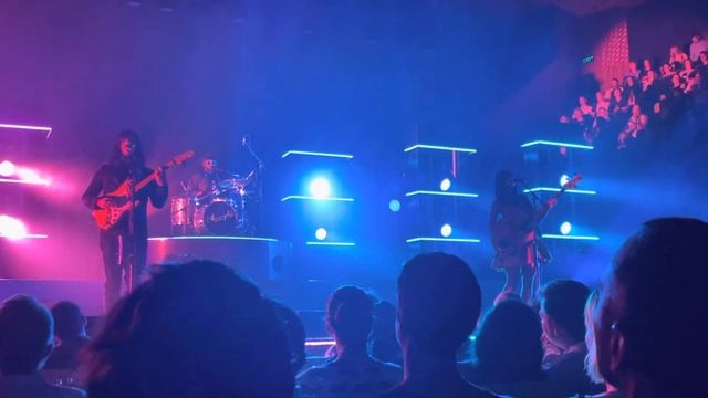Khruangbin - White Gloves (live at Sydney Opera house 2022) смотреть онлайн