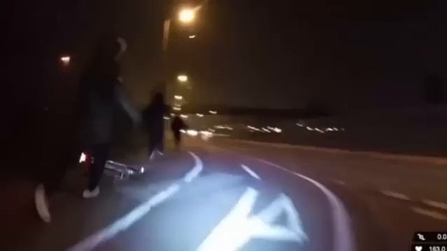 Brave Have Go Hero Cyclist Chases After Bike Thieves смотреть онлайн
