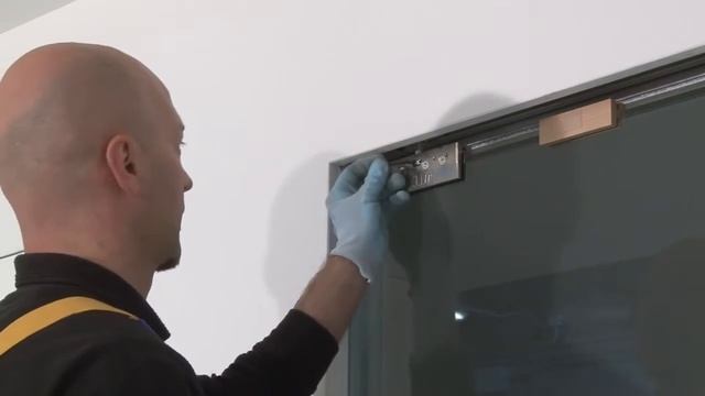 Установка стеклянной двери 8-10 мм при помощи аксессуаров Vitro и скоб в пенал Syntesis смотреть онлайн
