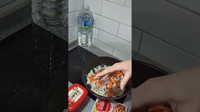Кальмары с овощами и острым соусом по корейски. Очень вкусно. Корейская кухня. Жизнь в Корее. смотреть онлайн