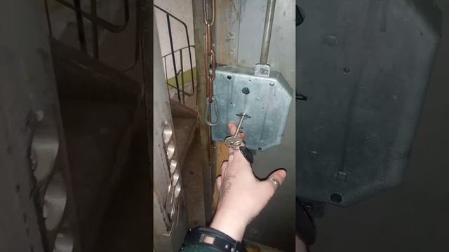Как открыть заклинивший замок