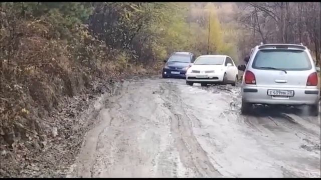 В Свободном автомобили застревают на разбитой дороге смотреть онлайн