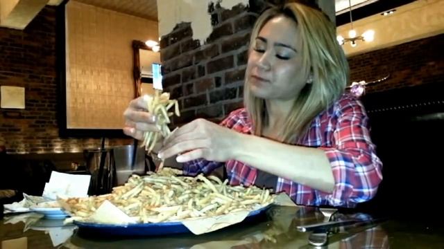 SPICY! GHOST PEPPER BURGER CHALLENGE | GIRL VS FOOD | MIKI SUDO EATING AT LBS VEGAS смотреть онлайн