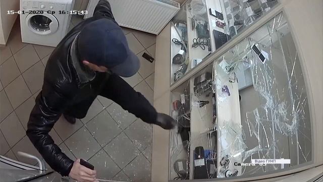 У Житомирі чоловік грабував ломбард і... застряг у вітрині смотреть онлайн