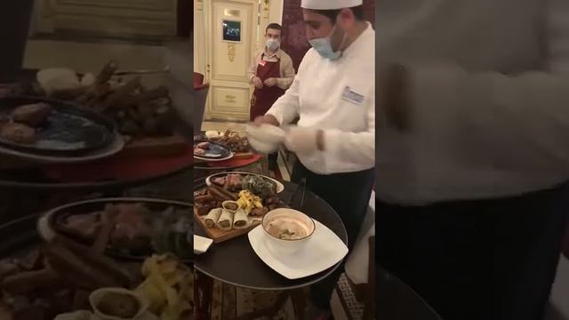 Высокий уровень обслуживания в ресторане 