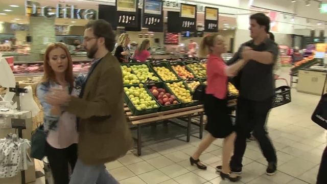 OPERSKO IZNENAĐENJE U MERKATORU - Opera flash mob in supermarket Merkator, Serbia смотреть онлайн