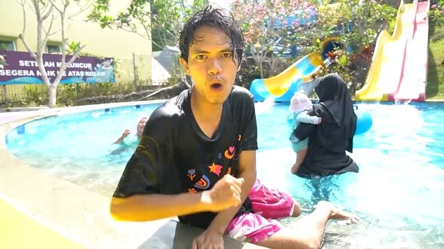 LEIKA BERENANG DI WATERPARK SELUNCURAN TERTINGGI DI JOGJA BARENG BABY DINAR TOMPEL, KOLAM RENANG смотреть онлайн