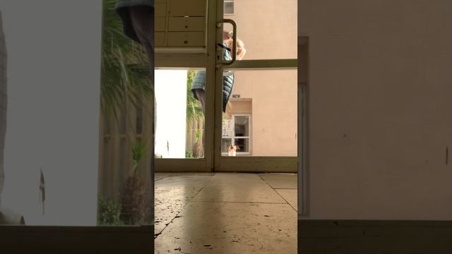 Сара выход из дверей смотреть онлайн