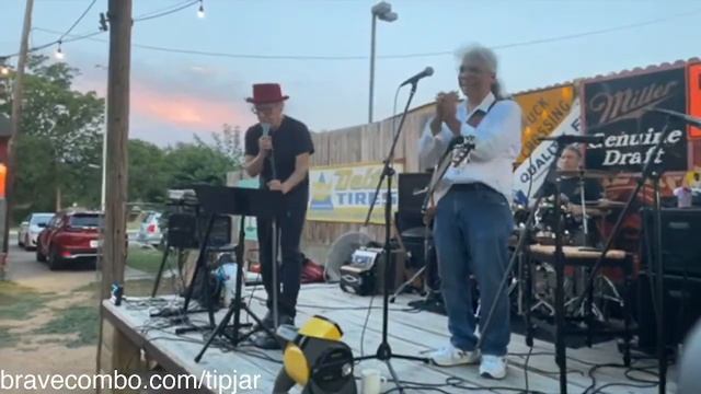 Weird Wednesdays with Brave Combo смотреть онлайн