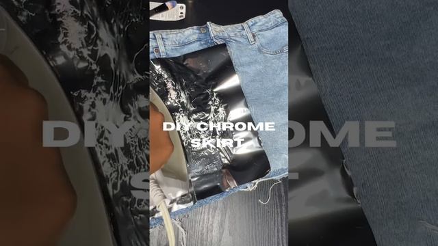 DIY CHROME TRANSFER ONTO JEAN SKIRT . #grwm #foiltransfer #thriftflip смотреть онлайн
