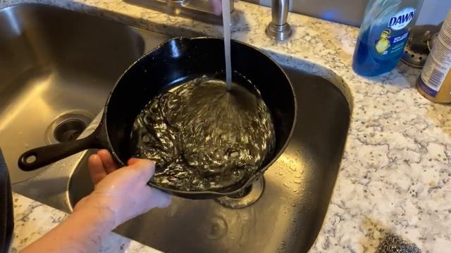 Cleaning a Vintage Cast Iron Pan with soap смотреть онлайн