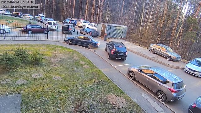 Водитель Туарег осматривает повреждения смотреть онлайн