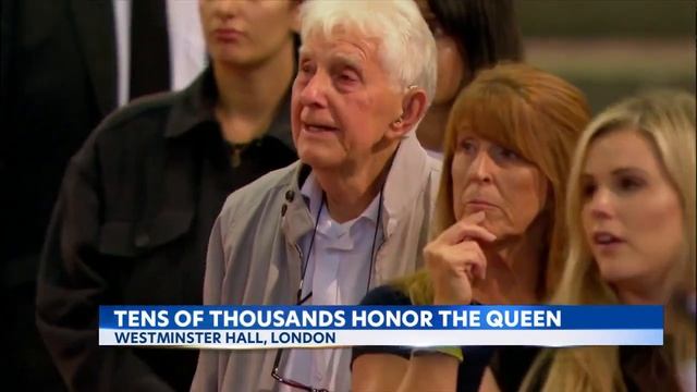 London mourners brave 9-hour wait to say goodbye to queen смотреть онлайн