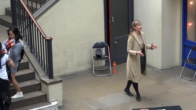 Opera singer in Covent Garden Piazza смотреть онлайн