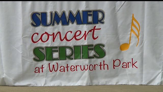 Fans brave weather for Salem summer concert смотреть онлайн