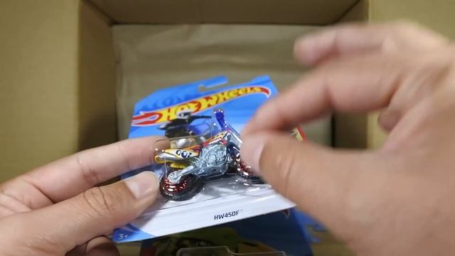 UNBOXING - HOT WHEELS CAJA/CASE E BÁSICOS 2018 смотреть онлайн