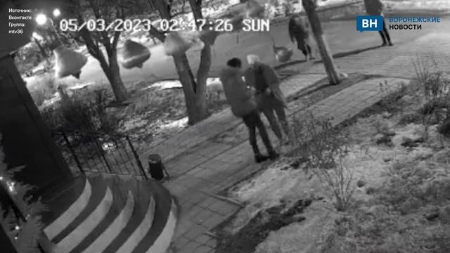 В Воронеже пара молодых людей сорвала китайские фонарики у кафе смотреть онлайн