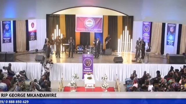 George Mkandawire Son sings as his Dad's Funeral. Brave young man смотреть онлайн
