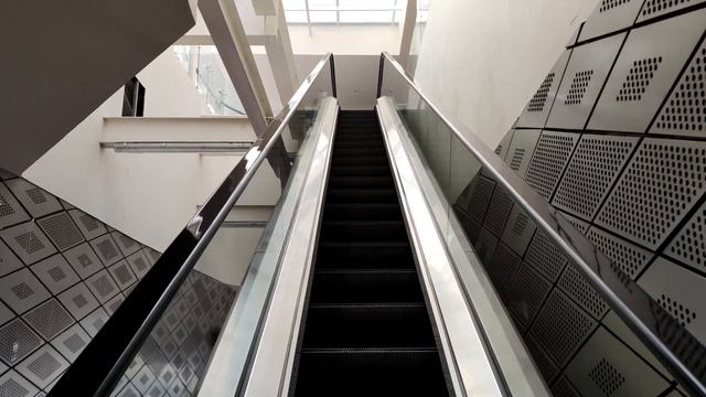 New Transjakarta Escalator Tour - Part 1 | Some Iconic & Integration Shelters смотреть онлайн