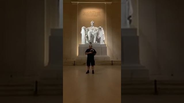 Trucker Sings at Lincoln Memorial смотреть онлайн