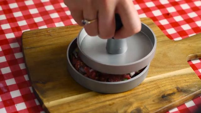 Cook the Ultimate Burger on your BBQ - Cadac Safari Chef 30 Burger Recipe смотреть онлайн