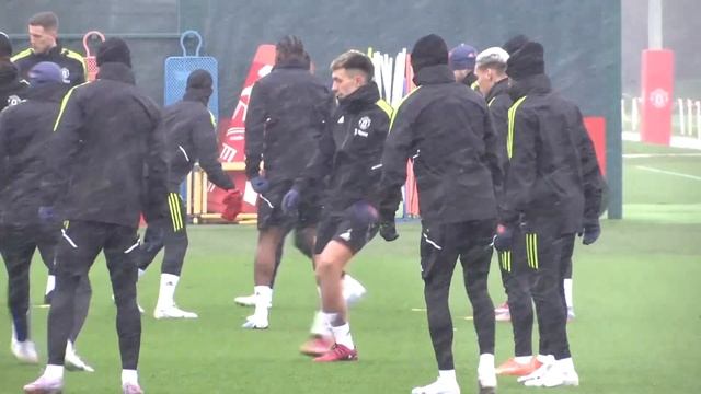 Man United brave blizzard to train ahead of Real Betis Europa League meeting смотреть онлайн