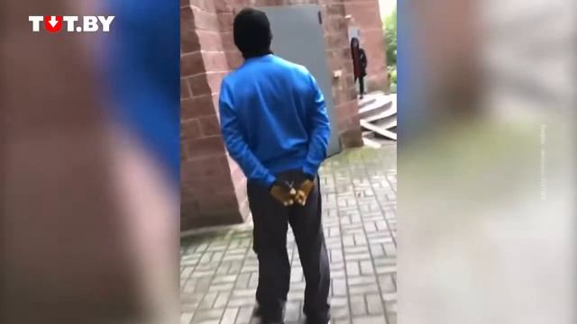 Женщина пытается поговорить с людьми в балаклавах на улице Алибегова в Минске смотреть онлайн