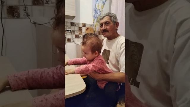 Это мой папа сидит у меня на кухне смотреть онлайн