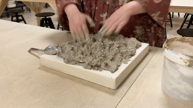 Brave person reclaiming clay w/o apron смотреть онлайн