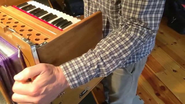How to open and close a safari-style harmonium смотреть онлайн
