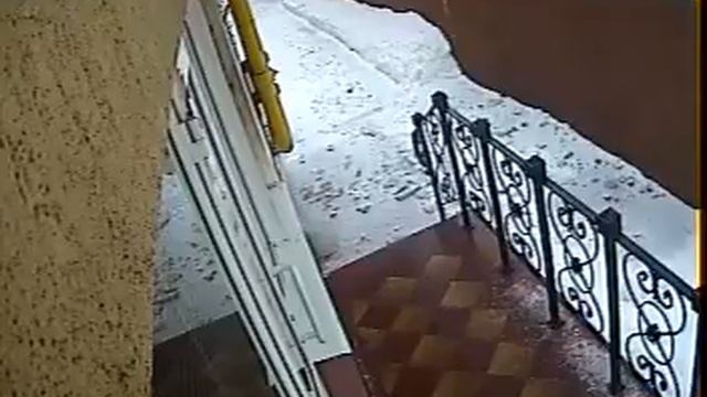 Неизвестные подошли к двери запасного выхода. смотреть онлайн