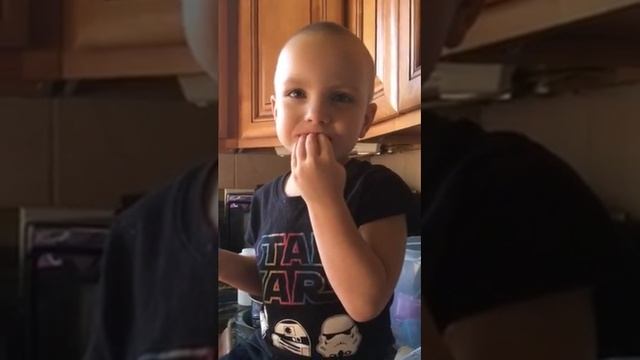 The Little Oddity discovers an apple she likes! смотреть онлайн