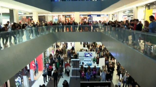 OPERSKO IZNENAĐENJE U TC UŠĆE - First opera flash mob in Serbia / FUL HD смотреть онлайн