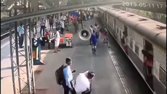Real footage of Brave soldier saves girl from getting under a train смотреть онлайн