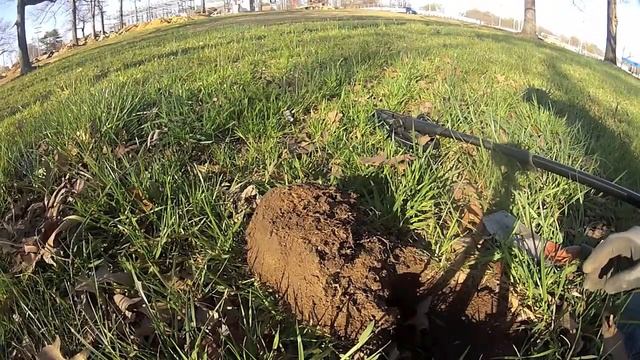 Old park hunt With e trac. SLUICE LEE using AT PRO finds 14K KILLER B CHARM смотреть онлайн