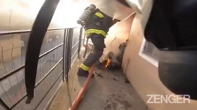 Moment Brave Oakland Firefighters Tackle Huge Apartment Blaze смотреть онлайн