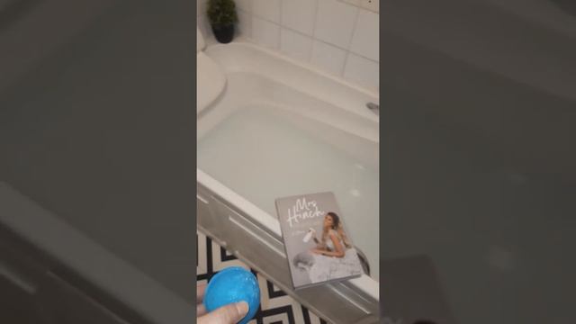 Lush bath Bomb fail, wanting to read a new book. Epic fail! ruined my book!! смотреть онлайн