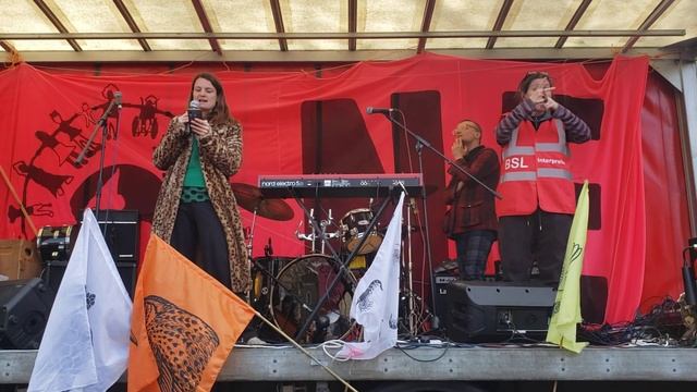 Holly, partner of brave, imprisoned, #ClimateActivist, Marcus, talks about him & Morgan @ #TheBigOn смотреть онлайн