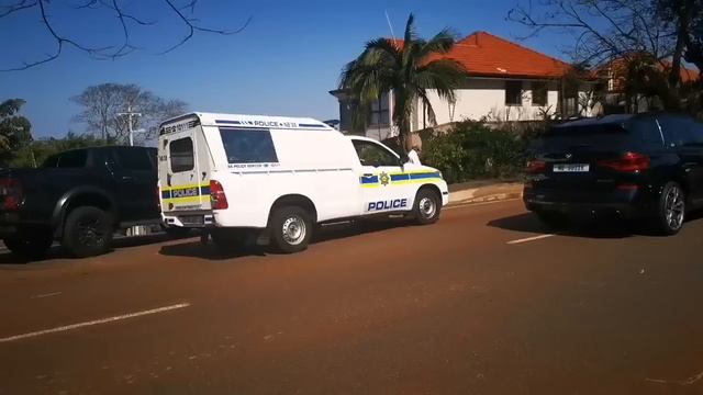 Brave SAPS officer comes under fire from robbers смотреть онлайн
