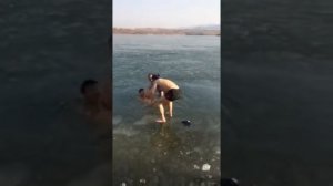 В Китае мужик переплыл  под льдом 4 метра!ели успели спасти