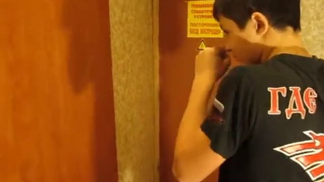 Сын (здесь ему 12 лет). Разбивает межкомнатную дверь. смотреть онлайн
