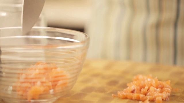 Тартар из семги с авокадо, на чипсах из пармезана