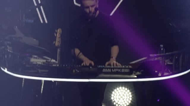 Disclosure - Holding On (Live At Sydney Opera House)