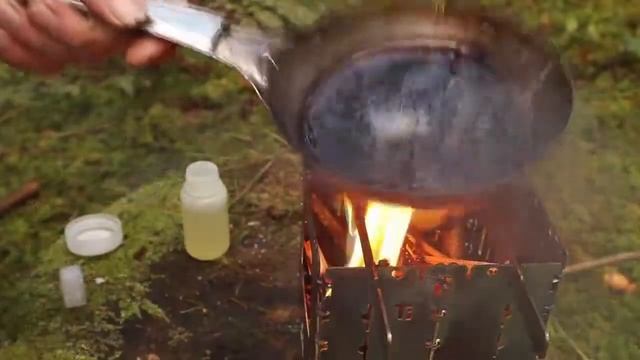 Еда на ура. Блины c клубничным джемом готовим на складной печке в экстремальных условиях тайги смотреть онлайн