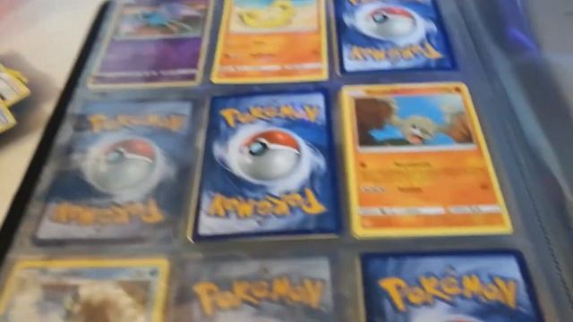 Sistemiamo le carte dei pokèmon negli album смотреть онлайн