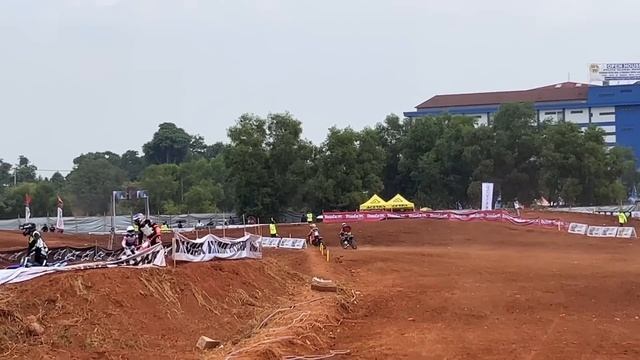 EMAK GILA PERTAMA KALI BALAP DI TANAH 🔥 #emak #emakgila смотреть онлайн