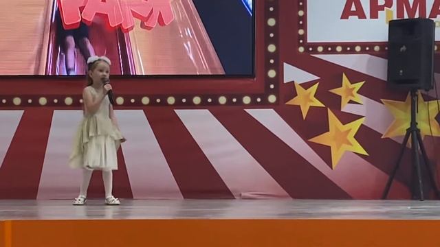 «Упрямый папа»песня на фестивале в поддержку детей из дет.дома в исполнении Алисы«это вам не стол