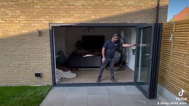 SLIMLINE ALUMINUM BIFOLD DOORS IN 3 PANEL GLAZED 3000MM X 2100MM #SELFBUILD #bifold #bifoldingdoors смотреть онлайн