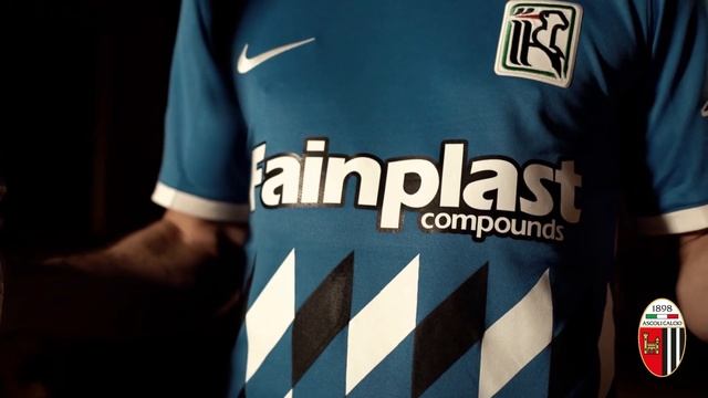 Un’opera d’arte: l’Ascoli Calcio 1898. Per Ascoli-Frosinone in campo con la maglia celebrativa смотреть онлайн